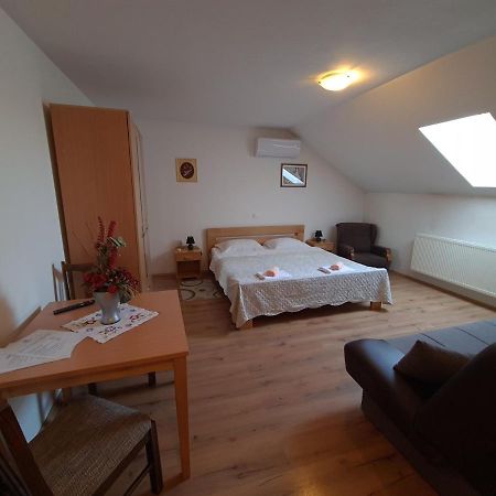 Guest House Aquarius Bosnjaci Extérieur photo