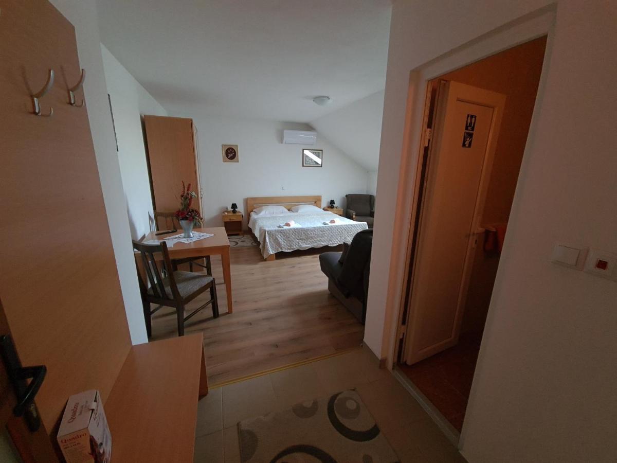 Guest House Aquarius Bosnjaci Extérieur photo
